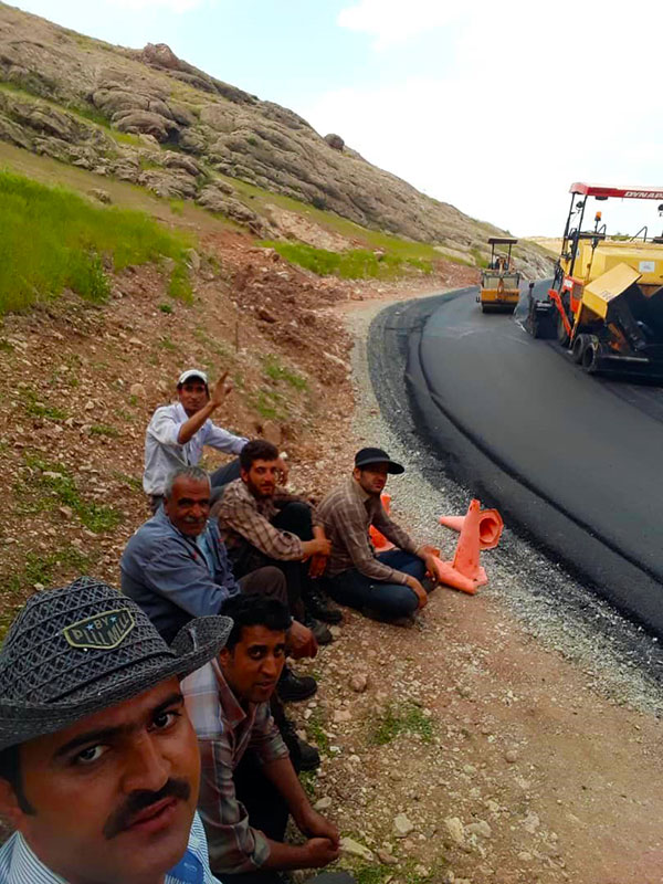 اجرای پروژه آسفالت ریزی جاده روستای ده چشمه