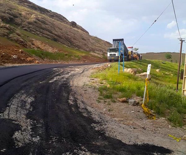 اجرای پروژه آسفالت ریزی جاده روستای ده چشمه